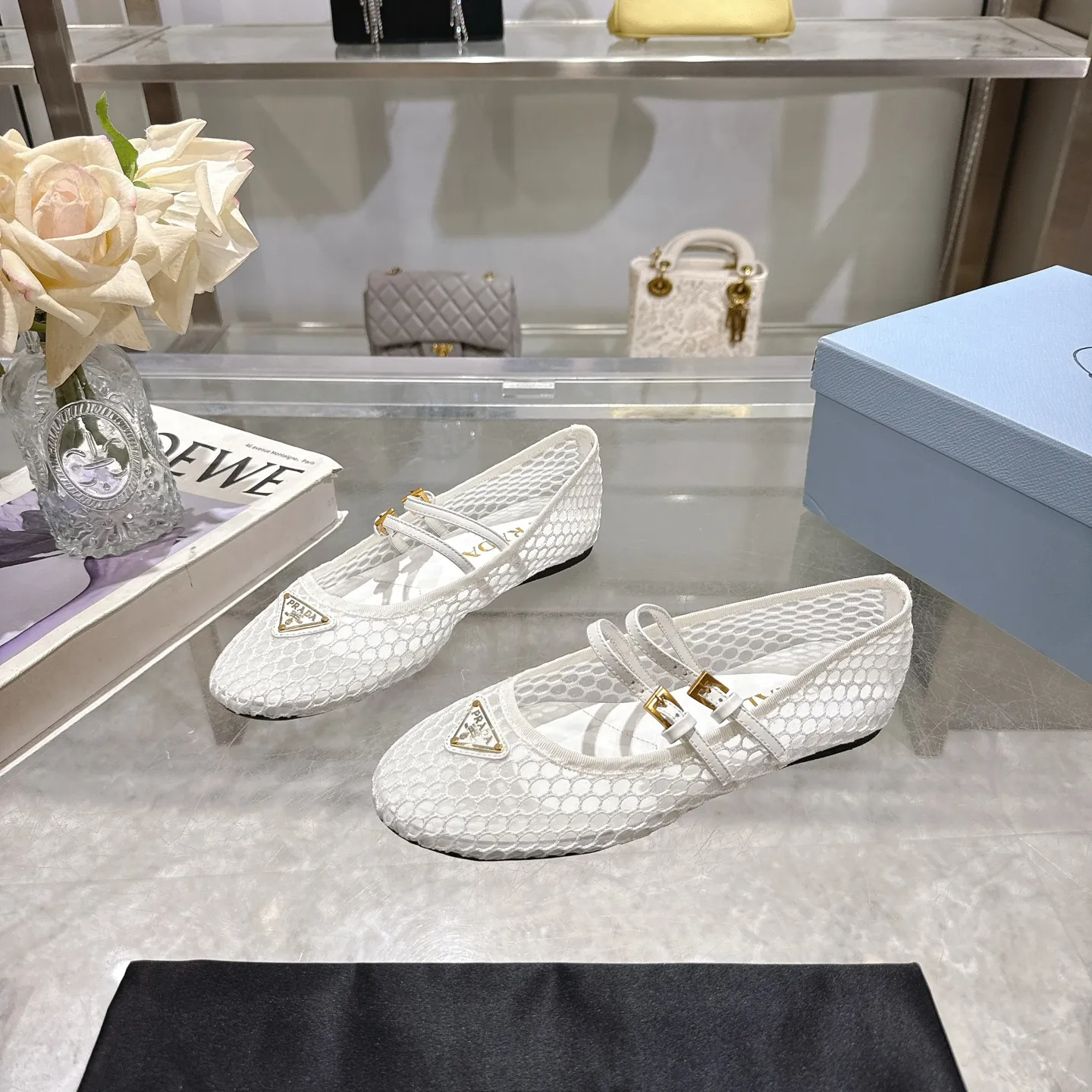 👟👟Ex-factory price 440👟👟 🔥🔥✨Prada/Prada 2024ss spring and summer new products are now available🌟 Mary Jane flat ballet shoes Soft and comfortable, recommended by major bloggers in Little Red Book, proper college style ➕Commuting 1-1 development Round-head golden triangle button Fabric: patent leather, sheepskin, silk fabric Sheepskin lining code number: 35 to 40 (41 is custom-made and cannot be returned or exchanged)